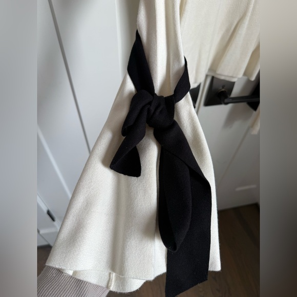 Anthropologie Maeve White Turtleneck Sweater with Black Bow Details size M. - Picture 6 of 7